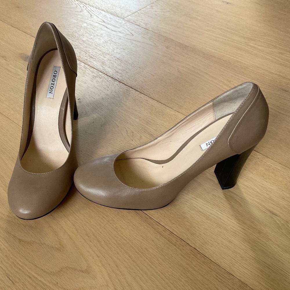 Oroton heeled leather shoes